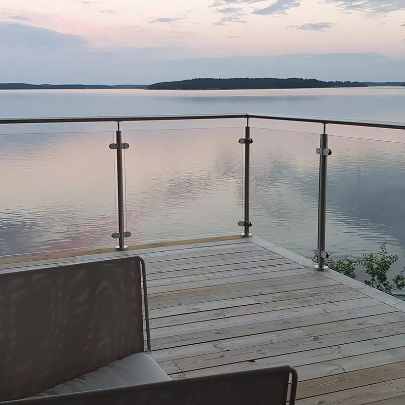 Kuinka lasikaiteet parantavat turvallisuutta ja muotoilua moderneissa tiloissa?