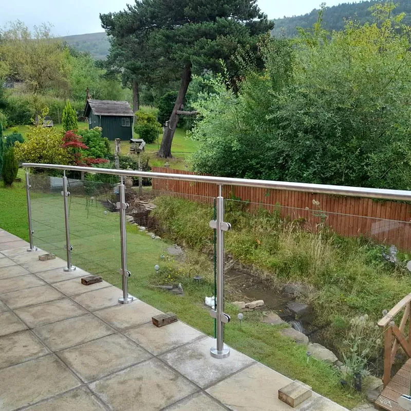 Ruostumattomasta teräksestä valmistettu lasi kaide